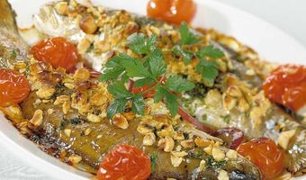 Forel met hazelnoten en peterselie