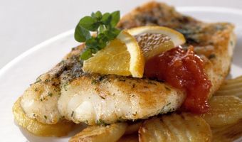Gebakken kabeljauw met sinaasappeltomatensaus