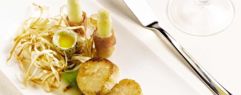 Asperges met coquilles, waterkerscoulis en een kwarteleitje