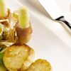 Asperges met coquilles, waterkerscoulis en een kwarteleitje