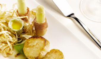Asperges met coquilles, waterkerscoulis en een kwarteleitje