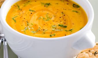 Paprikasoep met kaaskletskoppen 