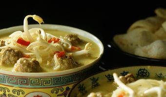 Kerrie-kokossoep met gehaktballetjes en mie