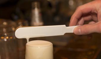 Uitbaatster café De Kwaker krijgt jubileumpenning