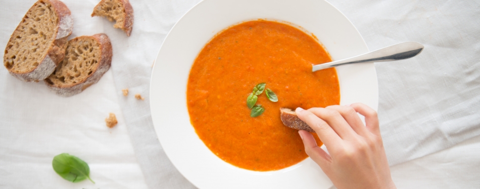 Soep van geroosterde rode en gele paprika