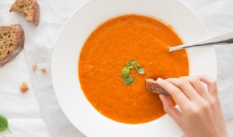 Soep van geroosterde rode en gele paprika
