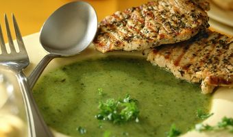 Courgettesoep met plakjes varkensfilet 