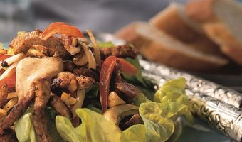 Vleesreepjessalade met hazelnoten