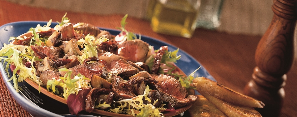 Warme salade met biefstuk en tomaten