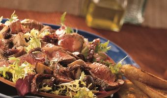 Warme salade met biefstuk en tomaten