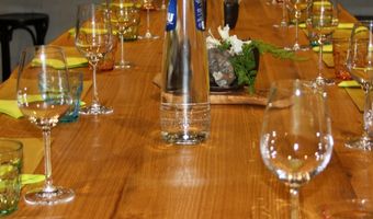 Honderden vluchtelingen genieten van eindejaarsdiner in Hilton