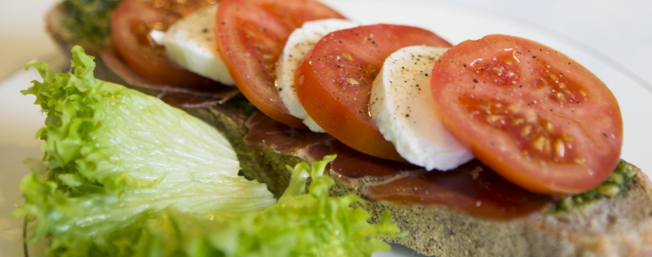 Caprese met parmaham en huisgemaakte pesto