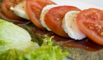 Caprese met parmaham en huisgemaakte pesto