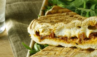 Panini geitenkaas en tomaat