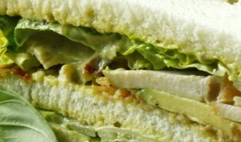 Sandwich kalkoen met pestomayonaise en bacon