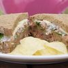 Sandwich gerookte zalm met geitenkaas en appel