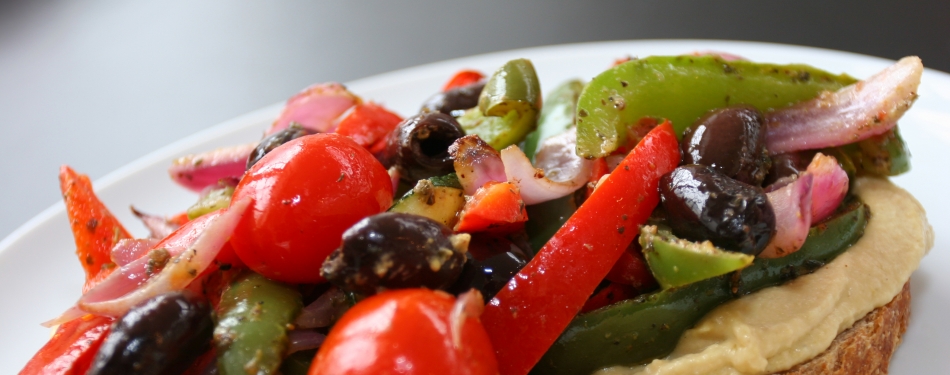 Desembrood met humus en gegrilde groenten