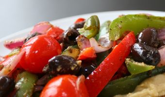 Desembrood met humus en gegrilde groenten