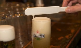 Dronken jongen geweigerd bij café en later bekeurd door politie