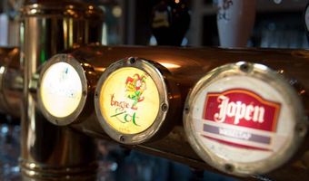 Cafés kleuren groen tijdens St. Patricks Day