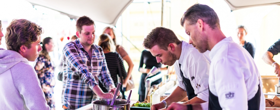 Topchefs vertonen kookkunsten tijdens Tafel op Zuid in Rotterdam