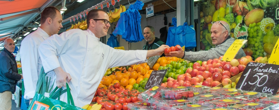 Chef-kok Hilton The Hague doet inkopen op De Haagse Markt