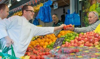 Chef-kok Hilton The Hague doet inkopen op De Haagse Markt