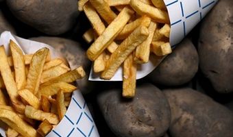 Bram Ladage viert vijftigste verjaardag met gratis patat