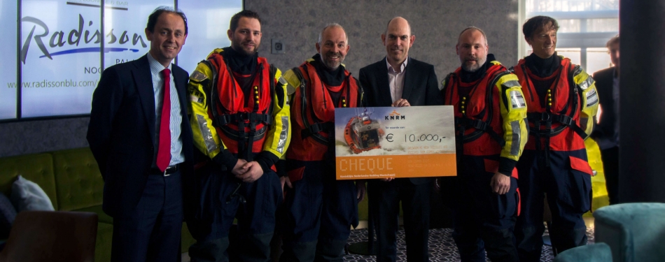 Radisson Blu Palace Hotel overhandigt cheque aan KNRM Noordwijk