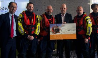 Radisson Blu Palace Hotel overhandigt cheque aan KNRM Noordwijk