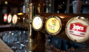 Video: metershoge bierfontein bij brouwerij in Valkenswaard