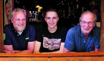 De CaféKrant: Familiecafé, slim tappen en water verkopen