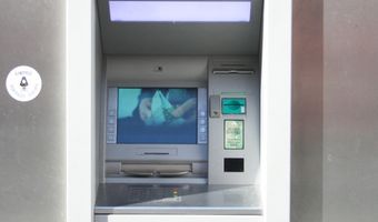 Ervaren reiziger betaalt drie keer zo vaak met betaalpas