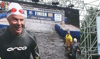 Hotelier Hans Vugts maakt zijn borst nat voor de Amsterdam City Swim