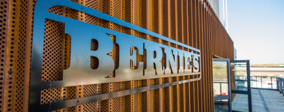 Bernhard van Oranje opent Bernie's Bar & Kitchen