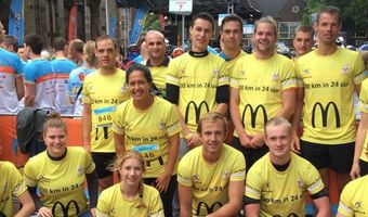 Medewerkers McDonald's rennen voor een goed doel