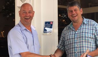 KHN feliciteert Hotel Amadeus in Haarlem met 25 jaar lidmaatschap