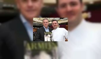 Armijn van Nierop geeft eerste boek aan Gerrit Greveling