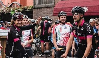 Restaurantketen fietst voor goed doel