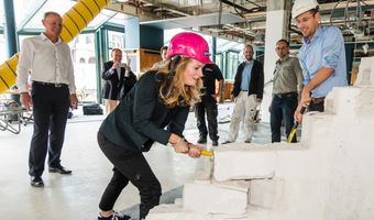 Wethouder sloopt laatste stuk muur in Figi