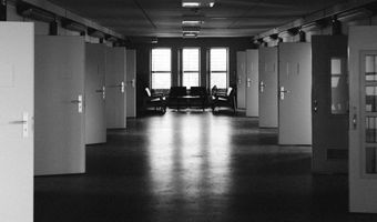 Foto's: Zo ziet het tijdelijke hotel in de Bijlmerbajes er uit