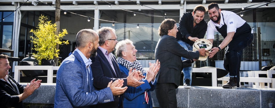 Eerste mandje nieuwe oogst platte Zeeuwse oester overhandigd