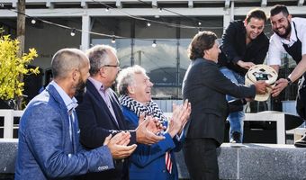 Eerste mandje nieuwe oogst platte Zeeuwse oester overhandigd