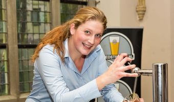 Barvrouw Renate Feenstra tapt het beste biertje in de Regio Groningen