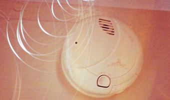 Video: Geheime camera's ontdekt in Airbnb-property