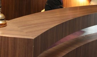 Vrouw neemt paarden mee het hotel in