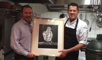 Falco Eleanorae award overhandigd aan restaurant Natuurlijk