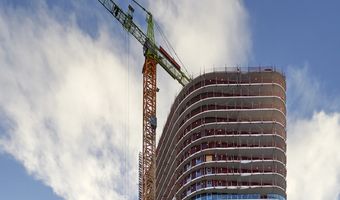 Hoteltoren Amstel Tower bereikt hoogste punt