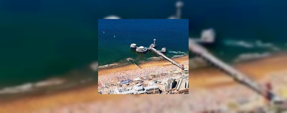 Niet betalende meisjes stranden in strandtent