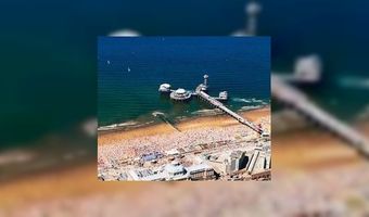 Niet betalende meisjes stranden in strandtent